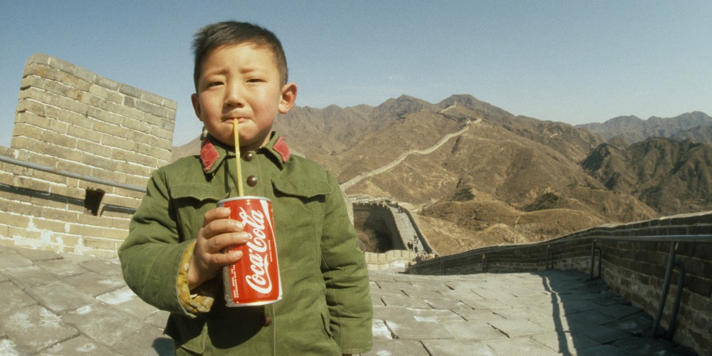 當代中國-改革開放-這是一張非常有名的照片，拍攝年份是1979年。據說相中男孩是改革開放後中國第一個喝可口可樂的平民。有指他手上的可口可樂是攝影師James Andanson偷偷帶進中國，然後在長城送給男孩，好讓他能拍照。