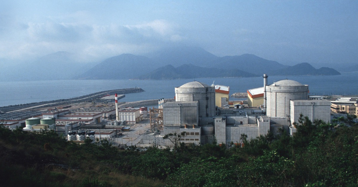 當代中國-中國科技-大亞灣位於廣東省深圳大鵬鎭，被評定為適合興建核電廠，而且鄰近香港，方便供電。