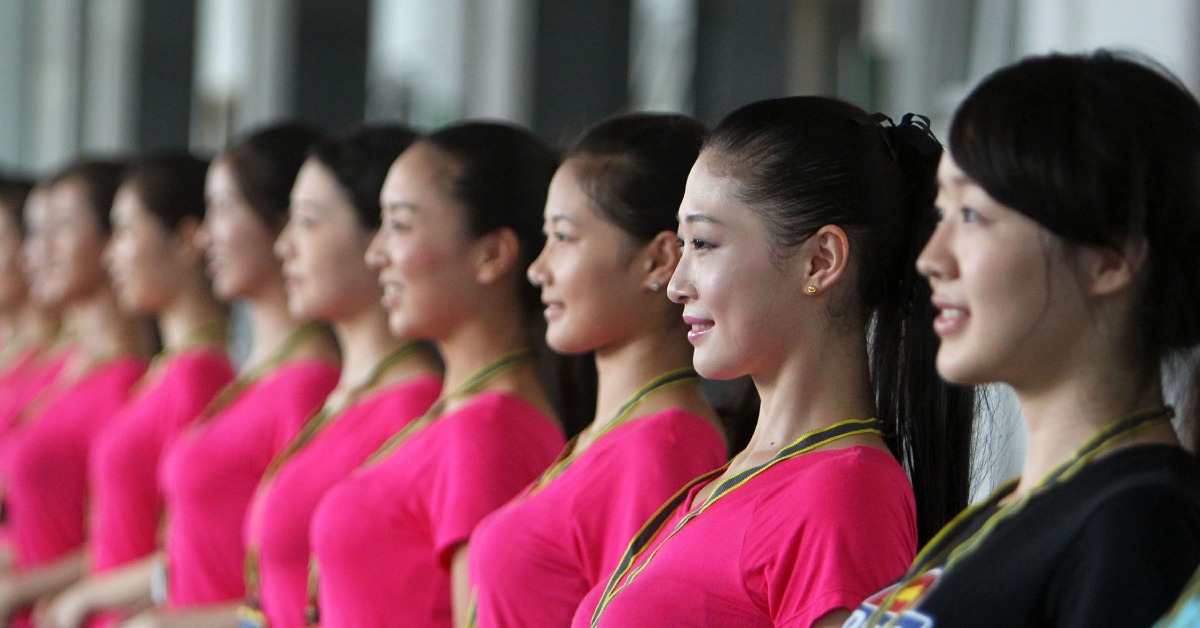 當代中國-改革開放-不知什麼時候開始在很多大型宴會中，興起了禮儀小姐來。