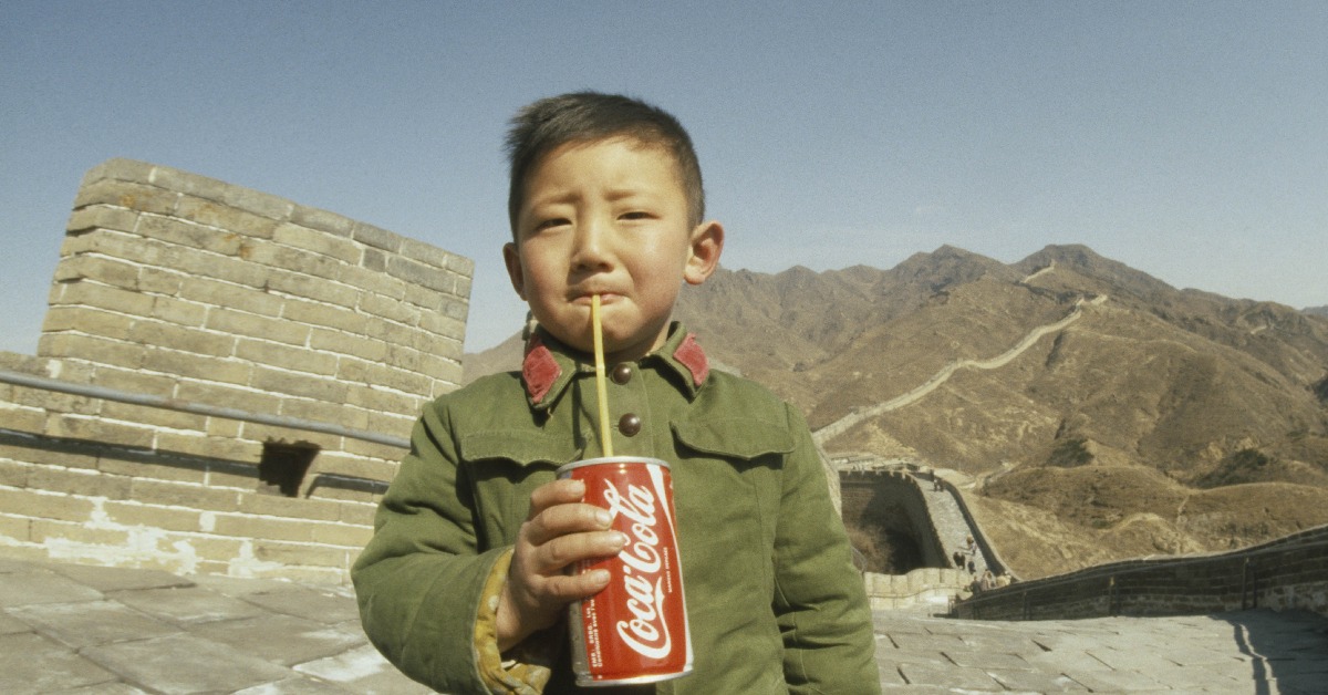 當代中國-改革開放-這是一張非常有名的照片，拍攝年份是1979年。據說相中男孩是改革開放後中國第一個喝可口可樂的平民。有指他手上的可口可樂是攝影師James Andanson偷偷帶進中國，然後在長城送給男孩，好讓他能拍照。