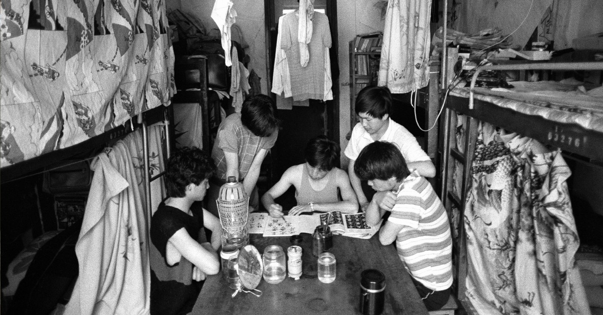 當代中國-977年高考恢復，大學收生結束文革時的推薦入學制，重新按成績招生。