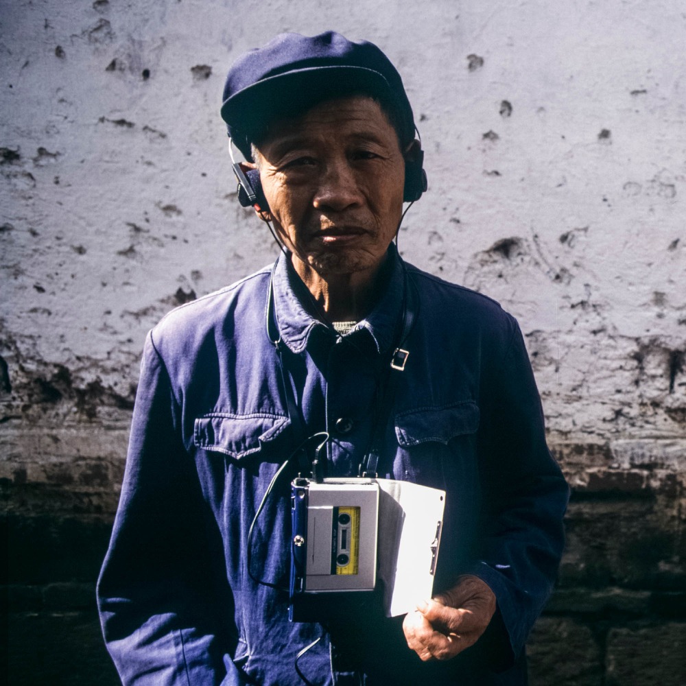 當代中國-改革開放-Sony Walkman當年風靡全球。革命性的科技，徹底改變人們聽音樂模式，將想聽的歌「隨身攜帶隨時聽」