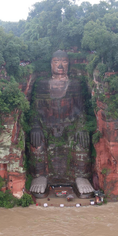 當代中國-中國旅遊-嘉州凌雲寺大彌勒石像，位於四川樂山市岷江、青衣江、大渡河三江交匯處的凌雲山棲鸞峰