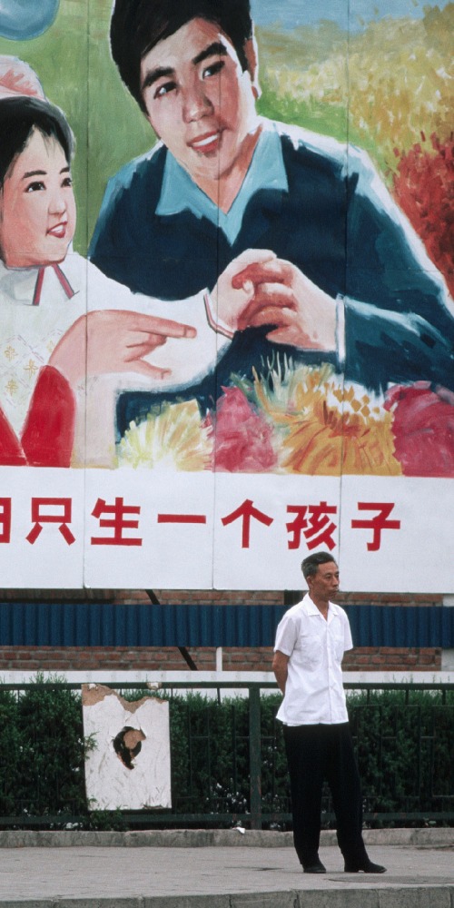 當代中國-全國實施一孩政策，而且執行得雷厲風行，強迫墮胎和絕育手術，變成社會議題。