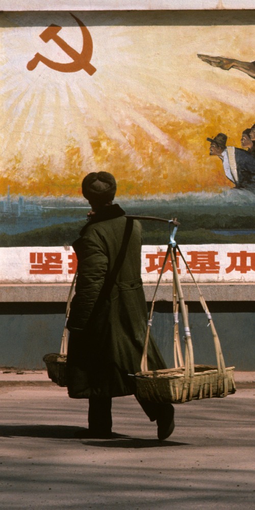 當代中國-街頭廣告-這幅80年代初的街頭廣告，像快拍，粗獷而直接的信息傳遞