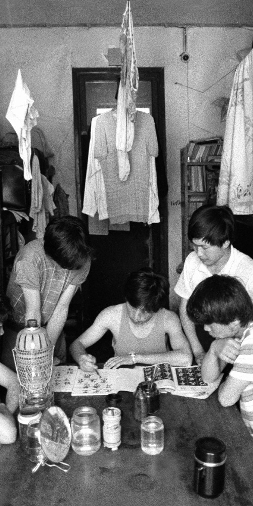 當代中國-977年高考恢復，大學收生結束文革時的推薦入學制，重新按成績招生。