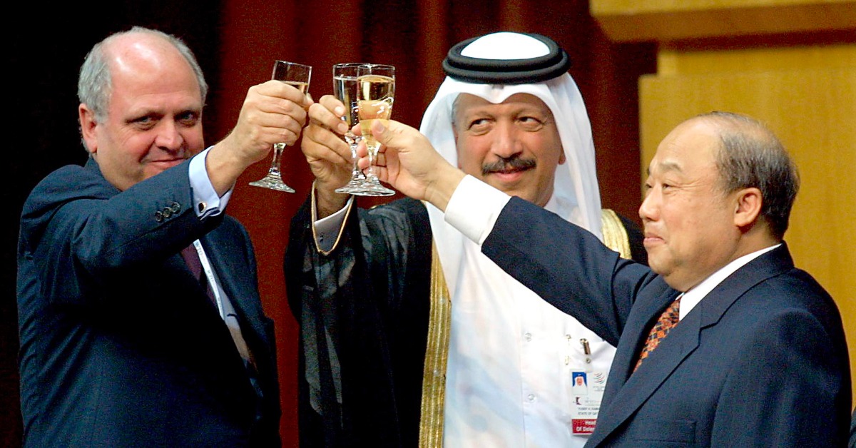 經過整整15年磋商，中國終於跨進世貿的門檻，成為第143 個成員，為中國經濟發展寫下新里程。