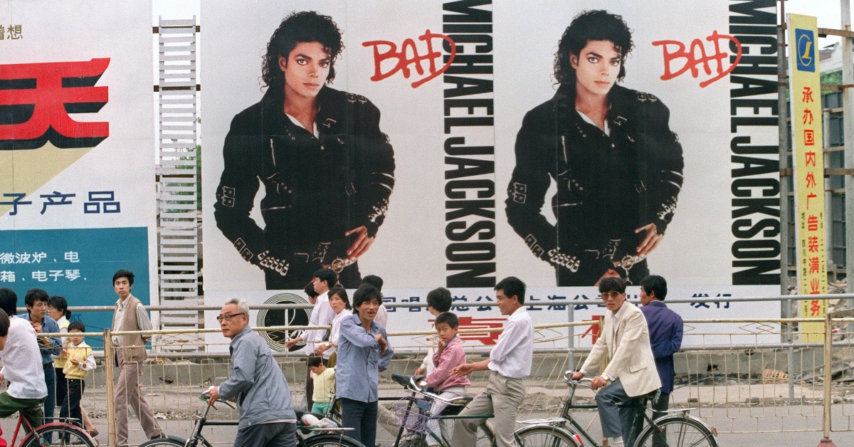 街頭廣告是歷史快拍，利用簡潔圖像、直接標語，呈現最真實的社會面貌。