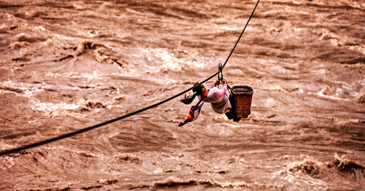 踏上台階，繫緊索帶，拉拉纜索，掛上滑輪，一切準備就緒。