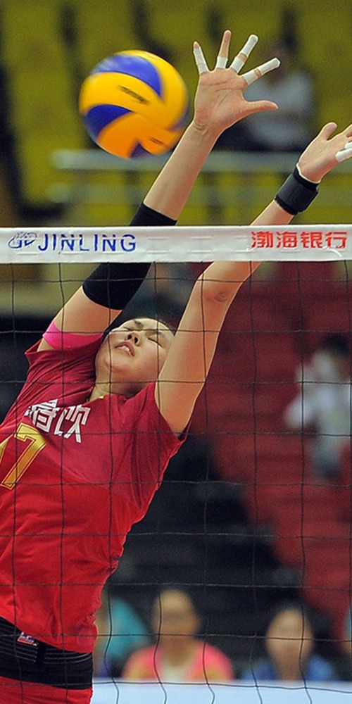 當代中國-中國女排-顏妮（紅色衫）在2019年的女排世界杯攔網排行榜上，以平均每局0.94次攔網得分排名第二。