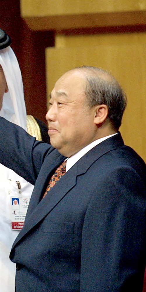 經過整整15年磋商，中國終於跨進世貿的門檻，成為第143 個成員，為中國經濟發展寫下新里程。