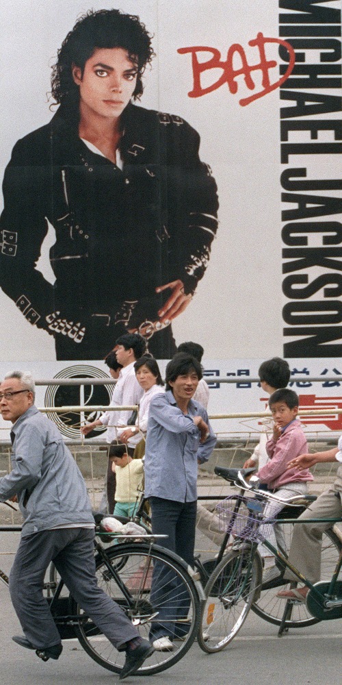 街頭廣告是歷史快拍，利用簡潔圖像、直接標語，呈現最真實的社會面貌。