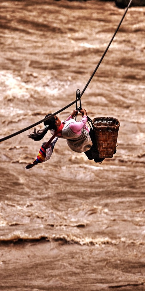踏上台階，繫緊索帶，拉拉纜索，掛上滑輪，一切準備就緒。