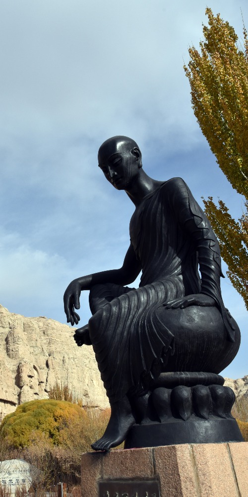 當代中國-名家-張信剛雕像下聽琵琶曲佛教藝術勝地庫車