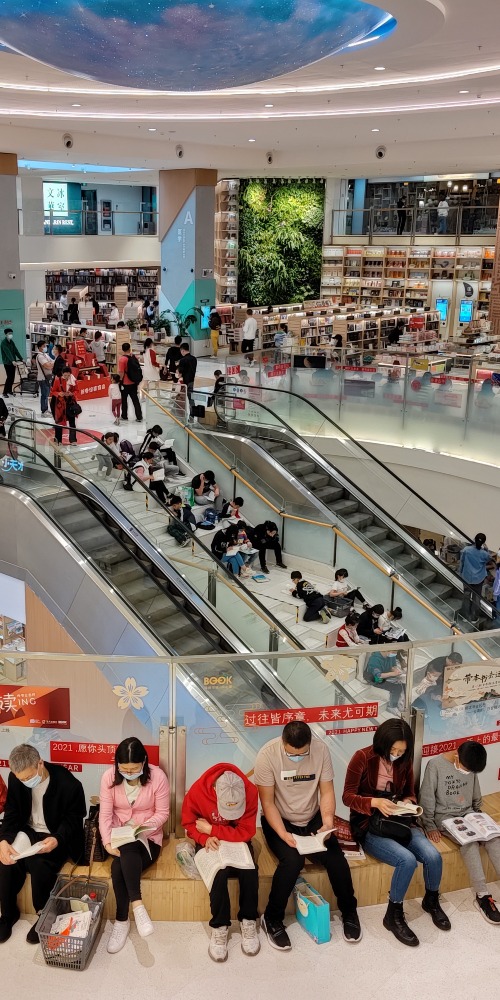 当代中国-名家-莫言看文学：一个文学论坛竟然促成停战24小时