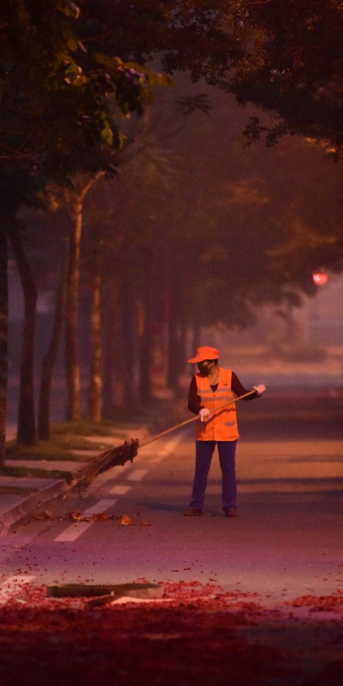 當代中國-新華時評-「路燈多亮15分鐘」照亮兒子孝心和城市良心