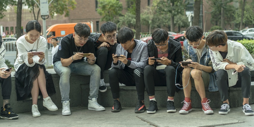 当代中国-新华网评-与其困于游戏空间不如朝向多彩生活
