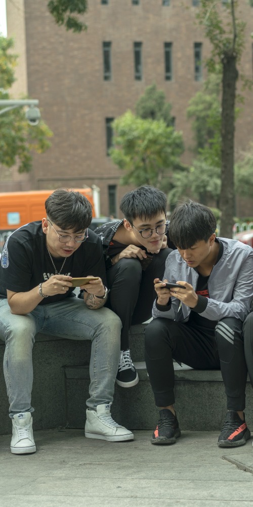 当代中国-新华网评-与其困于游戏空间不如朝向多彩生活