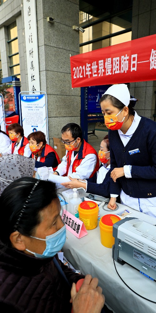 當代中國-名家-張維為看中美全民醫保實踐迥異