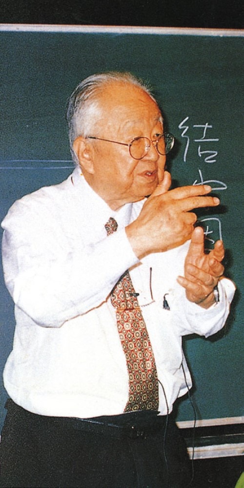 當代中國-名家-陳萬雄憶啟功新書封面出錯獲啟老親自來電寬諒