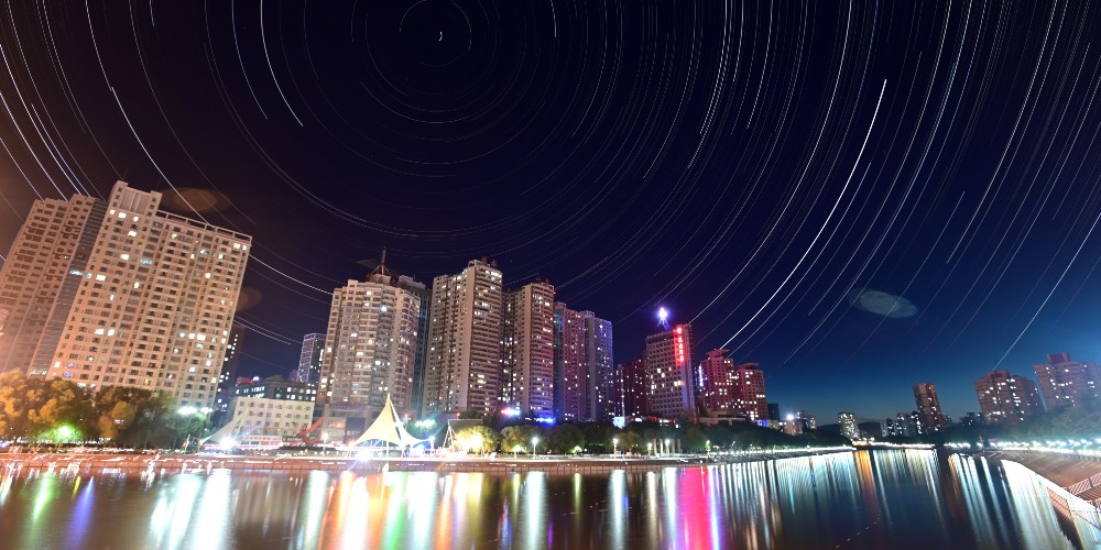 在中國大陸部分大城市由於光污染嚴重很少會看到星空