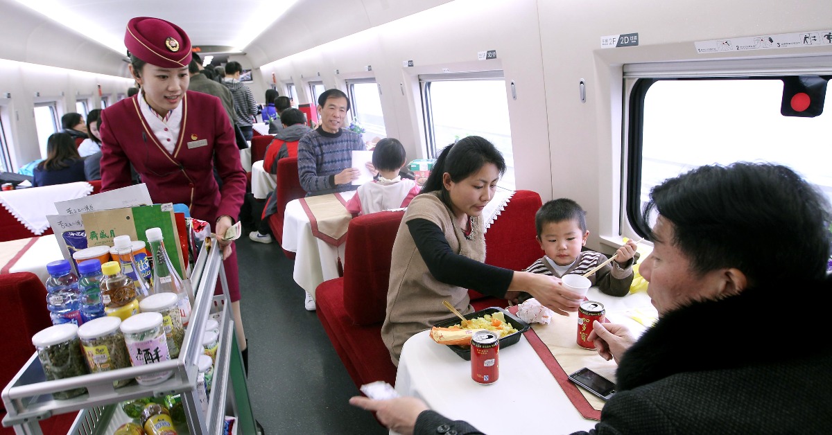 當代中國-中青時評-中國鐵路｜舌尖上的美味在「流動中」感受服務之美