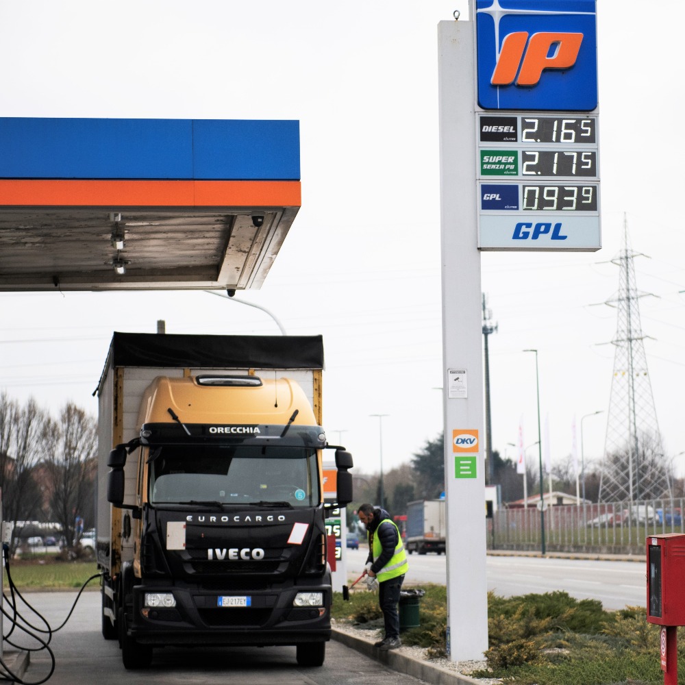 受到歐洲對俄羅斯的能源制裁影響下，英國一個加油站標示最新油價。攝於2022年3月。