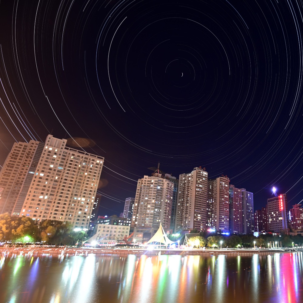 在中國大陸部分大城市由於光污染嚴重很少會看到星空