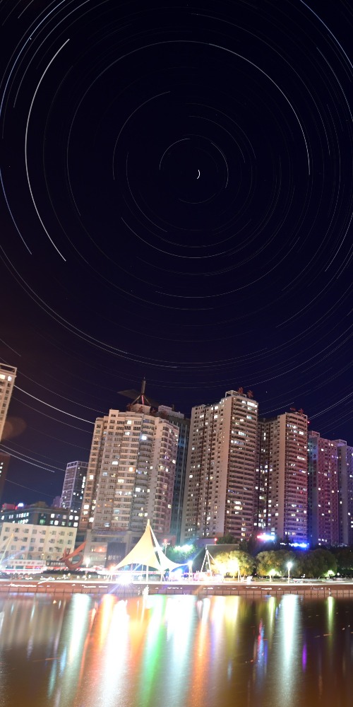 在中国大陆部分大城市由于光污染严重很少会看到星空