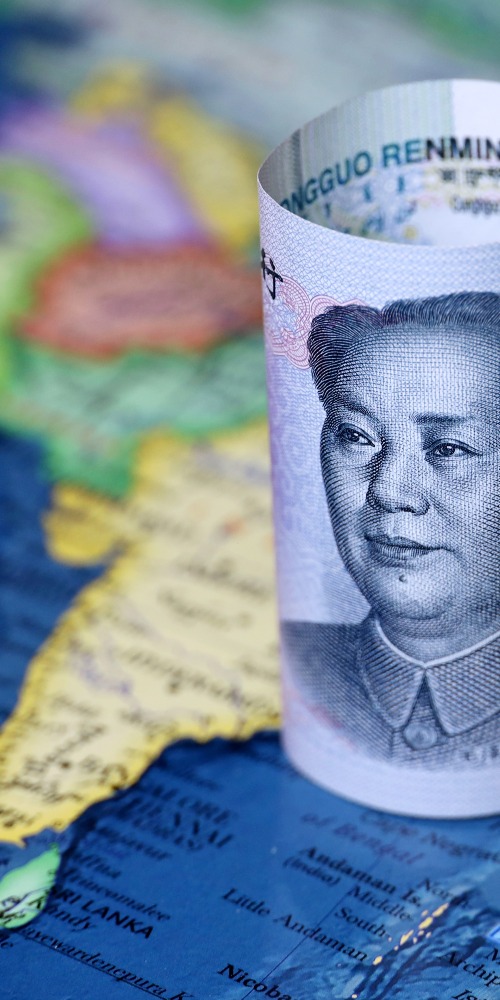 人民幣擺放在亞洲地圖上