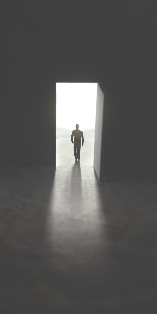 人在黑暗房間中