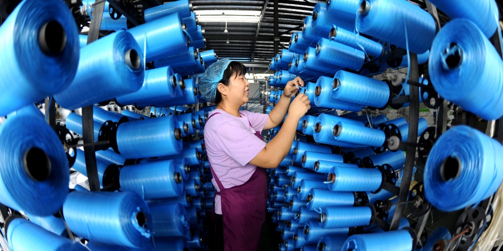 中国江苏一间纺织厂的女工正在忙碌工作