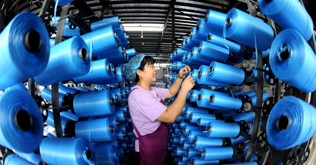 中國江蘇一間紡織廠的女工正在忙碌工作