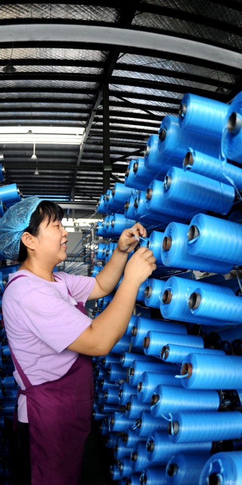 中國江蘇一間紡織廠的女工正在忙碌工作