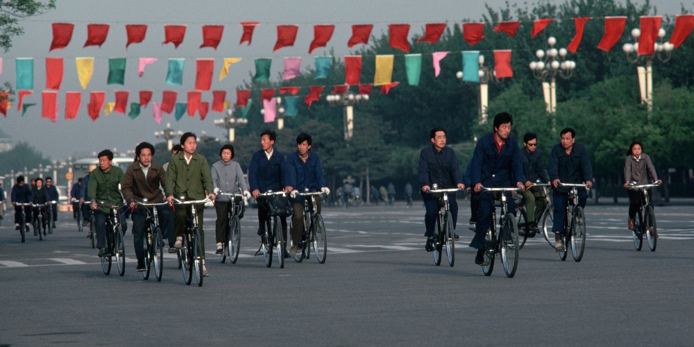 中国北京一班踏单车的市民