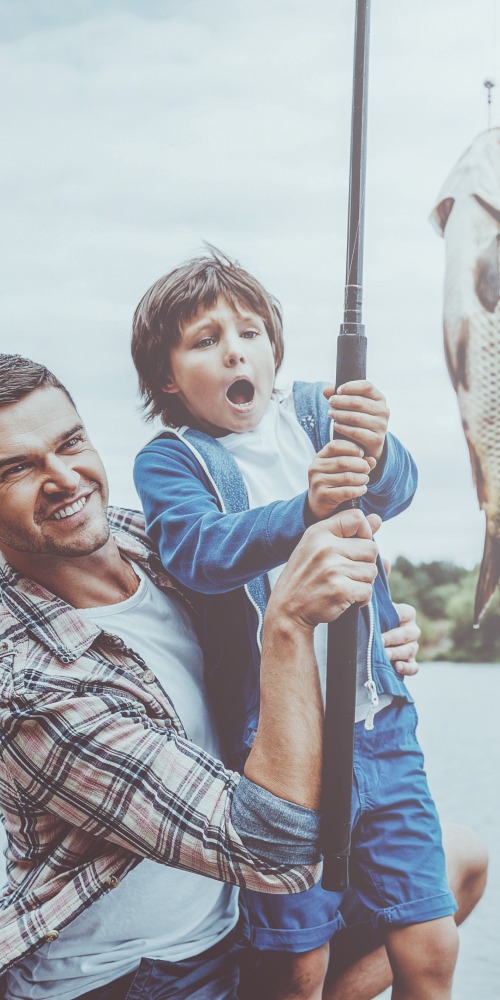 父子一起釣魚