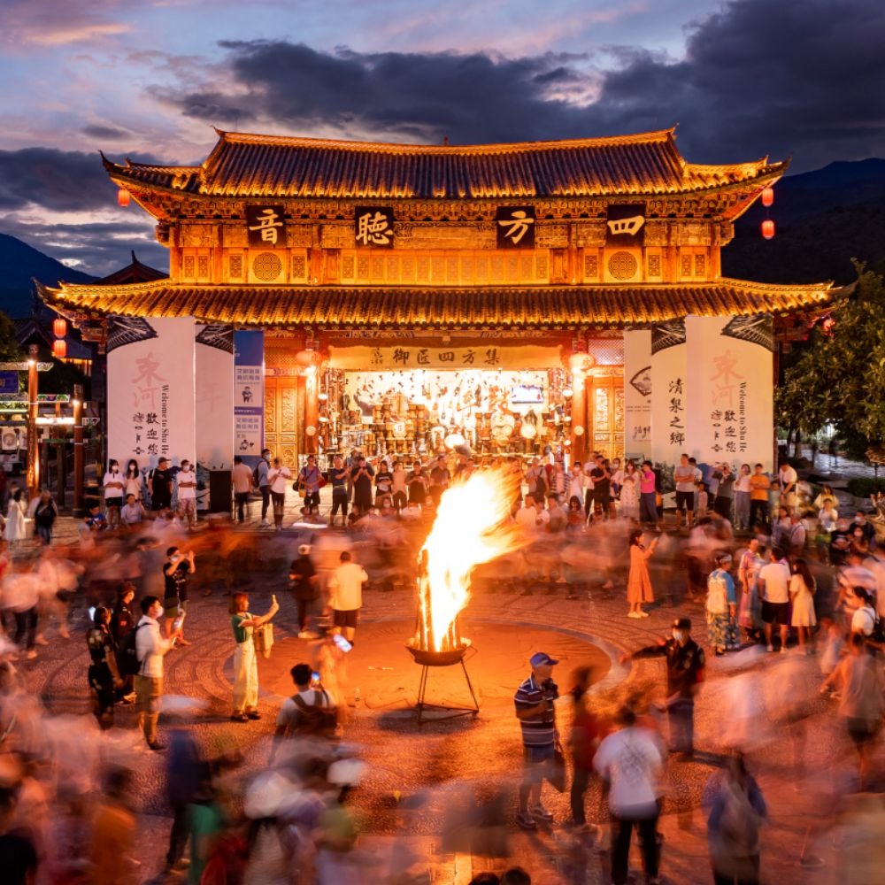 雲南旅居近年成風潮，除了宜人氣候、風景優美，多民族文化是吸引旅居者的主要原因之一。麗江古城花燈遊、篝火晚會，大理白族扎染等各種非遺手作體驗，深受遊客和旅居者歡迎。