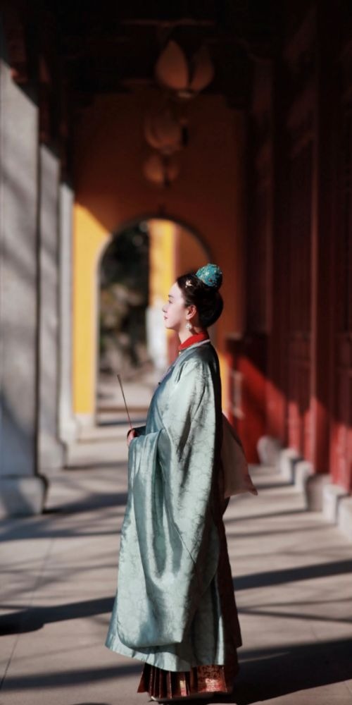 每年春天，杭州法喜寺那棵500年古玉蘭花開，還有永福寺繡球花，吸引許多遊客前來參觀，有年輕人穿上漢服到寺廟打卡並祈福。