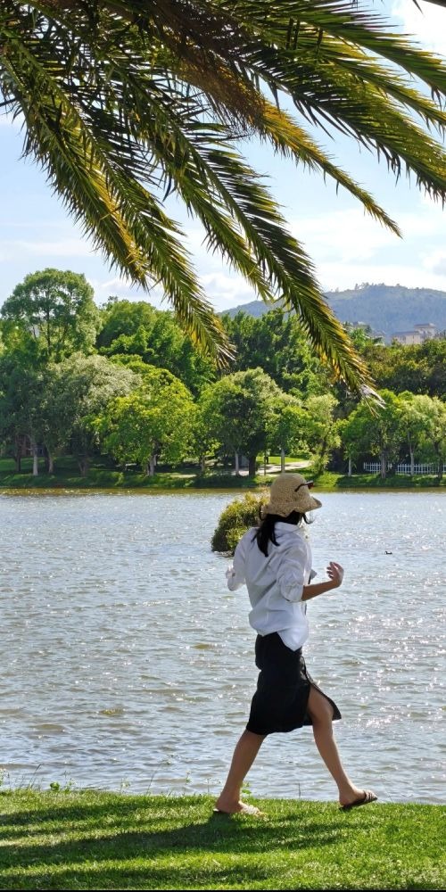 雲南旅居近年成風潮，除了宜人氣候、風景優美，多民族文化是吸引旅居者的主要原因之一。麗江古城花燈遊、篝火晚會，大理白族扎染等各種非遺手作體驗，深受遊客和旅居者歡迎。