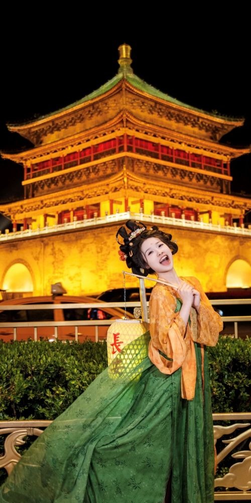 Xi'an is the most popular city among tourists for Hanfu travel photography. The entire city is filled with cultural relics and historical sites, providing natural settings for Hanfu photoshoots. At popular scenic spots such as the Xi'an Bell Tower, the Great Tang All Day Mall, the Tang Paradise, and the Giant Wild Goose Pagoda, tourists can be seen dressed in various styles of Hanfu having their travel photos taken.