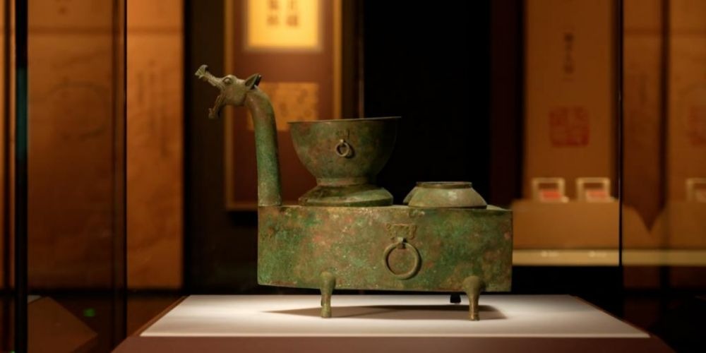 龍首青銅灶現藏於內蒙古博物院，並在該院的「邊關歲月」展廳展出。這件文物隱藏集成灶的黑科技。