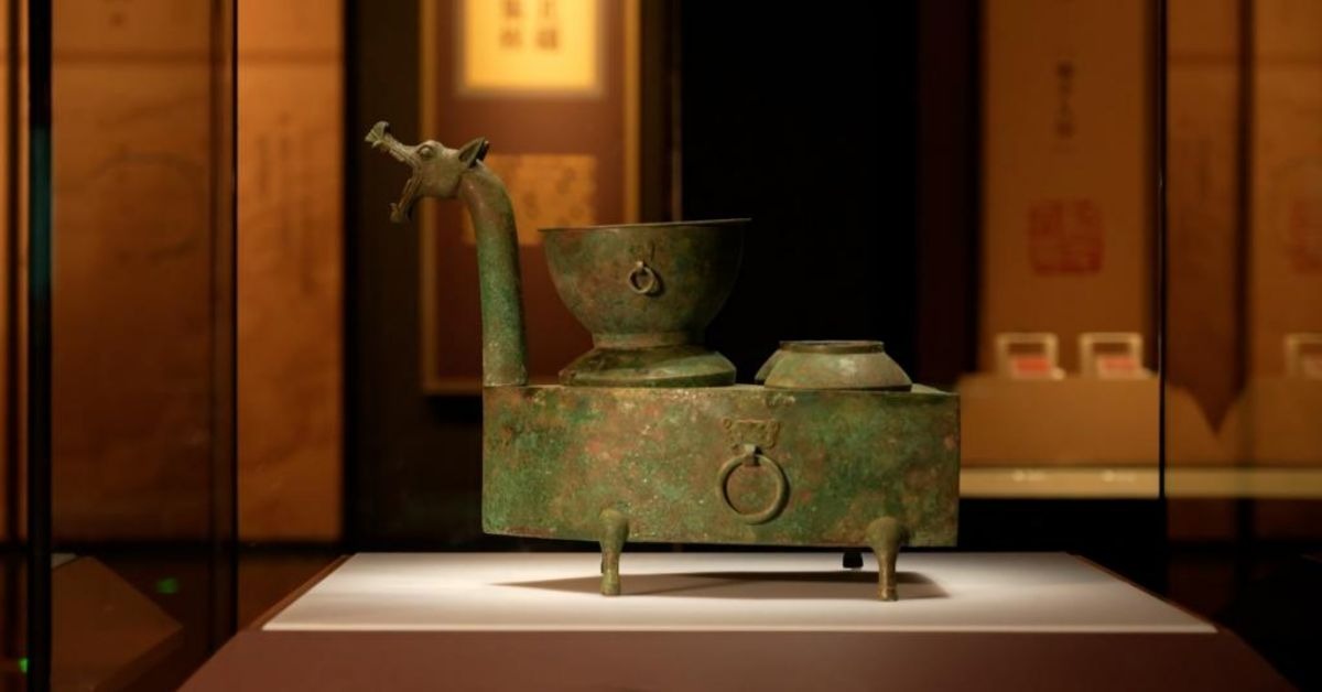 龍首青銅灶現藏於內蒙古博物院，並在該院的「邊關歲月」展廳展出。這件文物隱藏集成灶的黑科技。