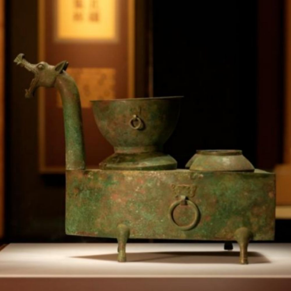 龍首青銅灶現藏於內蒙古博物院，並在該院的「邊關歲月」展廳展出。這件文物隱藏集成灶的黑科技。
