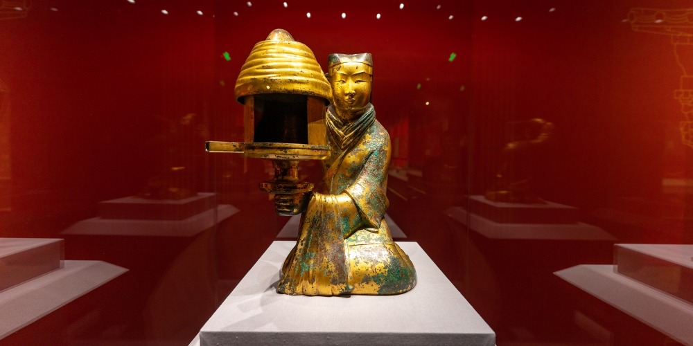 長信宮燈是河北博物院珍寶，它屬於西漢文物，其本身功能除了照明，同時還可以抽油煙，達到燃燈時零污染零排放的環保效果。因此，長信宮燈被譽為中華第一燈，1968年出土後曾多次到歐美國家展覽，2002年才被列入禁止出國（境）展覽文物。