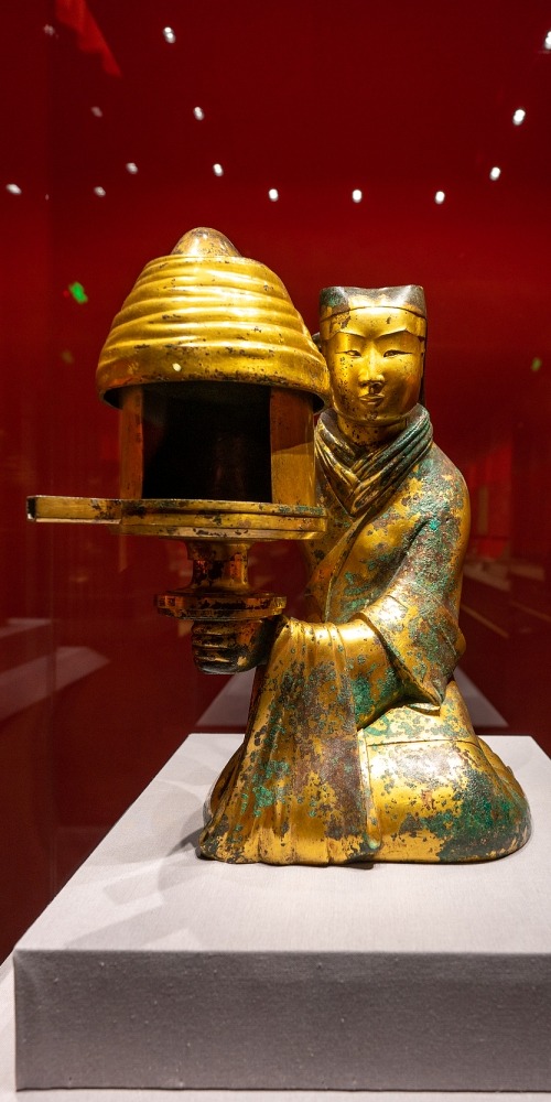長信宮燈是河北博物院珍寶，它屬於西漢文物，其本身功能除了照明，同時還可以抽油煙，達到燃燈時零污染零排放的環保效果。因此，長信宮燈被譽為中華第一燈，1968年出土後曾多次到歐美國家展覽，2002年才被列入禁止出國（境）展覽文物。