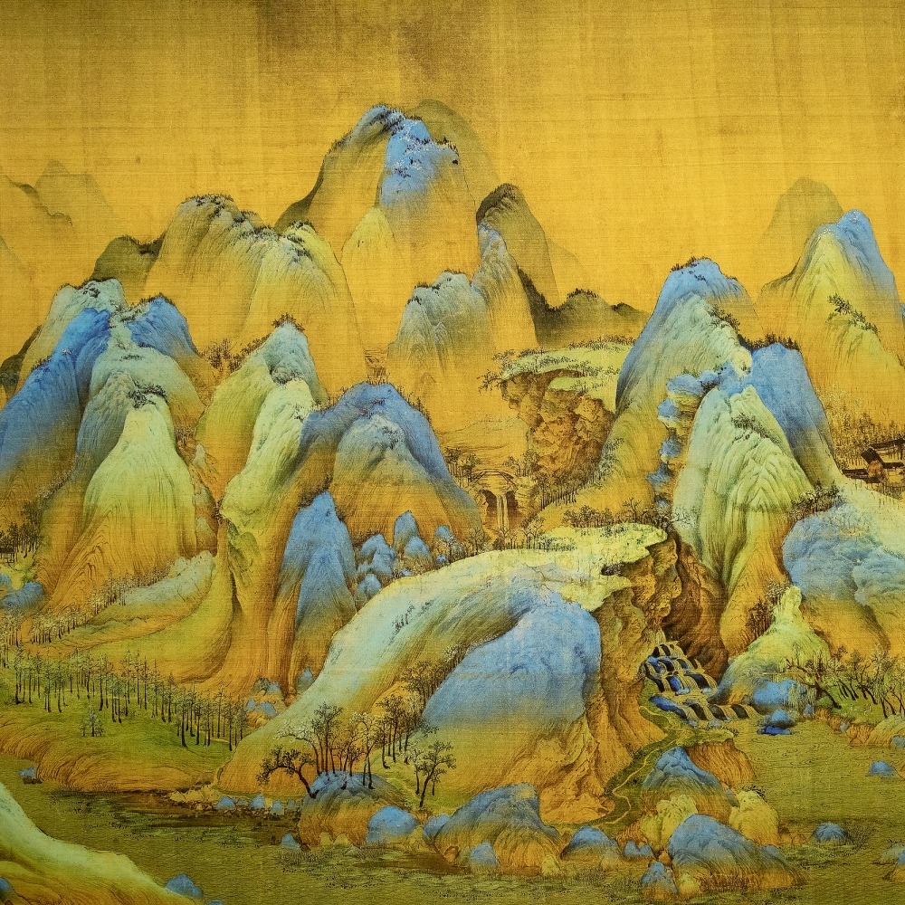 《千里江山圖》，北宋王希孟以石青石綠等礦物顏料繪成的絹本青綠山水長卷，山巒起伏、江河縱橫、村舍點綴，色彩青綠瑩潤、構圖宏大。