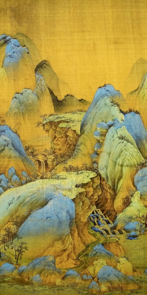 《千里江山圖》，北宋王希孟以石青石綠等礦物顏料繪成的絹本青綠山水長卷，山巒起伏、江河縱橫、村舍點綴，色彩青綠瑩潤、構圖宏大。