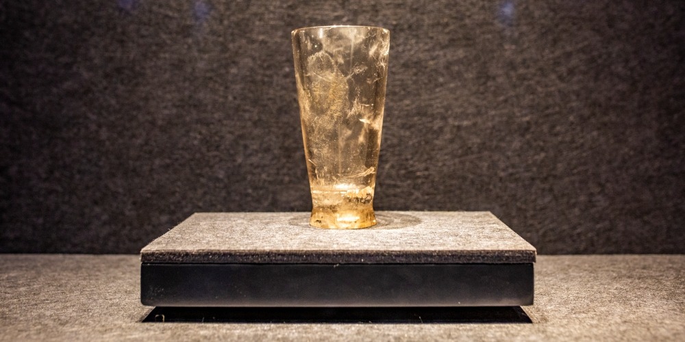 杭州博物館鎮館之寶戰國水晶杯，透明淡黃的杯身置於展台中央。