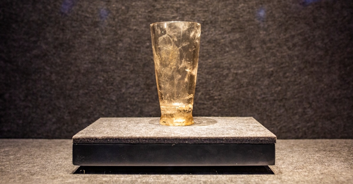 杭州博物館鎮館之寶戰國水晶杯，透明淡黃的杯身置於展台中央。