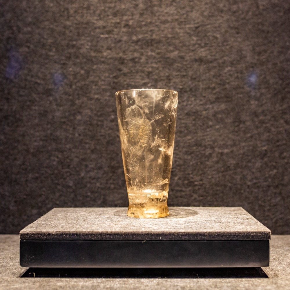 杭州博物館鎮館之寶戰國水晶杯，透明淡黃的杯身置於展台中央。